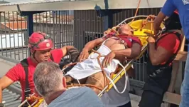 Momento em que a vítima era socorrida pelos bombeiros