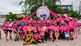 Grupo vestido de rosa pedalou pelas ruas do núcleo Cidade Nova