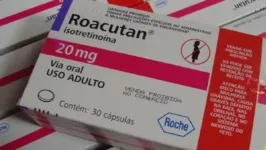 Dentre os possíveis efeitos colaterais do Roacutan está a má formação de bebês, caso a substância seja aplicada em mulheres grávidas