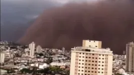 Combinação de tempo seco, onda de calor e ventos intensos causaram uma tempestade de poeira em cidades de São Paulo e Minas Gerais. Umidade deixa o solo amazônico compactado, o que dificulta a suspensão de partículas no ar