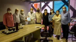 Médicos entregam carta ao presidente do Conselho Regional de Medicina do Ceará (Cremec) cobrando posicionamento público sobre o uso do "kit covid" no estado