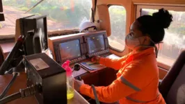 Michele Lima é atualmente a única maquinista de viagem na Estrada de Ferro Carajás operando um trem de carga, veículo com mais de 3,3 km de extensão