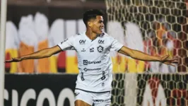 Lucas Tocantins marcou o gol da virada no Barradão.