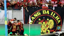 Jogadores rubro-negros comemoram gol de Paulinho.