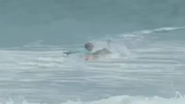 Imagem ilustrativa da notícia Vídeo: tubarão ataca surfista adolescente em praia