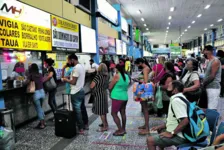 No Terminal Rodoviário, houve filas nos guichês em busca de passagens para o interior.