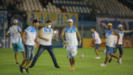 Torcida organizada do Paysandu invadiu o gramado da Curuzu aos 13min do segundo tempo.