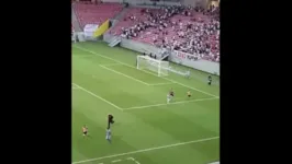 Momento da invasão da "torcida" do Santa