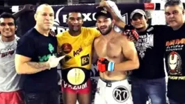 Lutador após ganhar o evento Iron Man, de MMA.