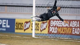 10 defesas de goleiro Vinícius na Série B