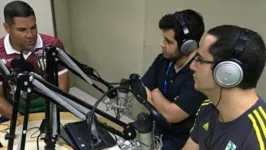 Membros do canal em programa na Rádio Clube