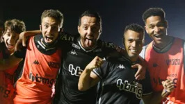 Vascaínos comemoram o primeiro gol da equipe, marcado por Morato