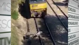 Nas cenas, o homem aparece desesperado para tentar desamarrar o cão. 