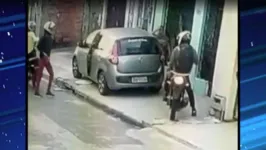 A ação dos bandidos foi registrada por câmeras de segurança