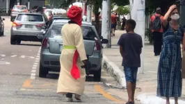 Homem fantasiado carregava um fuzil, aparentemente de brinquedo, e chamou atenção de curiosos.