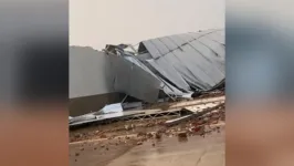 A tempestade deixou famílias desabrigadas e causou prejuízos a comerciantes e empresários da cidade