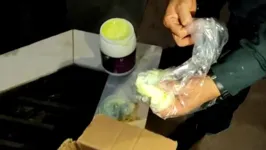 Imagem ilustrativa da notícia Vídeo: polícia encontra droga escondida em creme de cabelo