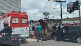Veículo capotou no cruzamento da avenida Mário Covas, na Grande Belém.