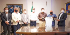 Diretoria do Paysandu entrega premiação honrosa ao governador Helder Barbalho.