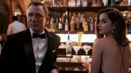 James Bond (Daniel Craig) e Paloma (Ana de Armas) em 007 – Sem Tempo Para Morrer
