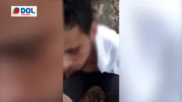 No vídeo, Felipe Silva de Carvalho aparece amarrado e agachado sendo interrogado por um homem