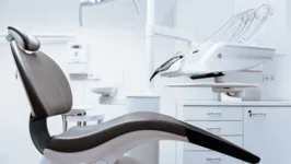 Imagem ilustrativa da notícia Dentista implanta dente debaixo da língua de cliente