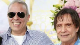 Dudu Braga (esquerda) e o pai, o cantor Roberto Carlos.