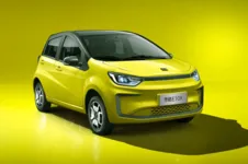 O visual da frente remete ao Volkswagen Up! elétrico 