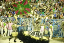 Eduardo Paes (PSD), confirmou na manhã deste domingo (03), que a cidade receberá festejos de Carnaval em 2022 sem medidas de restrição ou distanciamento social.