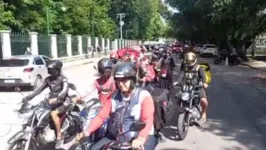 Entregadores de comida por aplicativo protestaram pelas ruas de Belém na manhã de hoje (11).