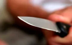 Imagem ilustrativa da notícia Homem tenta matar irmã com golpes de faca 