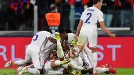 Jogadores da França comemoram vitória de virada sobre a Bélgica, pela Liga das Nações.