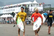 Italo Ferreira ao lado de Gabriel Medina