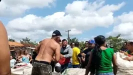 Caminhoneiros discute durante bloqueio no Pará.