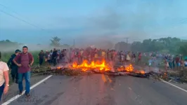 Moradores interditam trecho da Rodovia Transamazônica, altura da Vila 1º de Março 