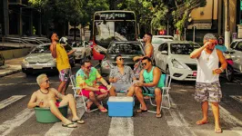Feita no meio da rua, foto da capa deu trabalho, mas mostra que a “praia” da banda é a cidade de Belém
