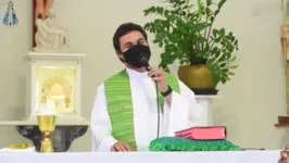 Sem mundial: padre Tiago faz oração durante missa