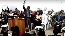 Pastor cantava no momento quando passou mal e caiu