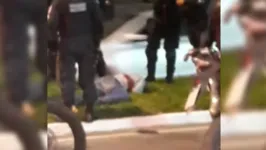 Criminoso foi atingido e ficou no canteiro esperando socorro