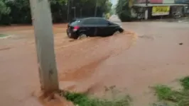 Chuva causou alagamento em vários pontos da cidade 