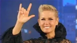 Xuxa fazendo o sinal de "eu te amo" em libras, gesto que foi confundido com ato satanista.