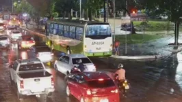 Trânsito ficou lento após chuva torrencial desde o final da tarde de hoje (28)