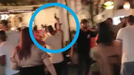 Homem saca revólver e faz disparo durante briga