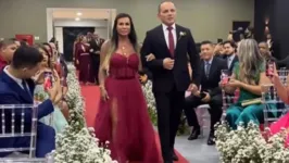 Gretchen e Esdras chegam impecáveis à cerimônia religiosa de influenciadora paraense