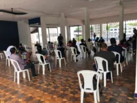 Sócios torcedores do Clube do Remo aguardam a retirada dos ingressos no salão nobre da sede social.