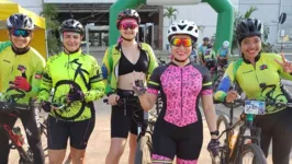 Grupo de ciclistas em frente ao shopping, local onde ocorreu o encerramento do passeio