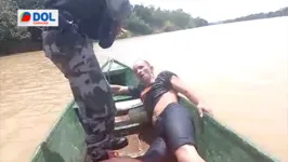 Momento em que o acusado está sendo resgatado por um militar