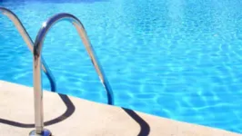 Gêmeas brincavam próximo a piscina, quando se desequilibraram e caíram. 