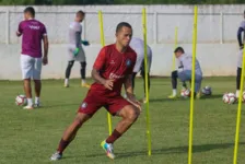 Após semanas em tratamento, volante Anderson Uchôa retorna as atividades no gramado.