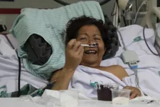 Maria do Socorro Rocha não escondeu a alegria em poder saborear o açaí, um dos seus frutos preferidos